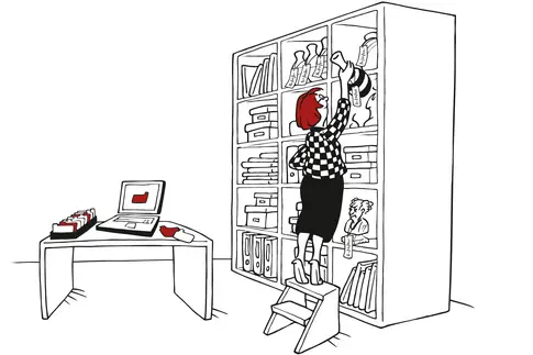 Eine Frau streckt sich, um vom oberen Boden eines großen, mit diversen Objekten gefüllten Regals eine Vase zu greifen. Neben dem Regal steht ein Schreibtisch mit Laptop und Karteikarten. Sie pflegt Objekte in eine Datenbank ein.