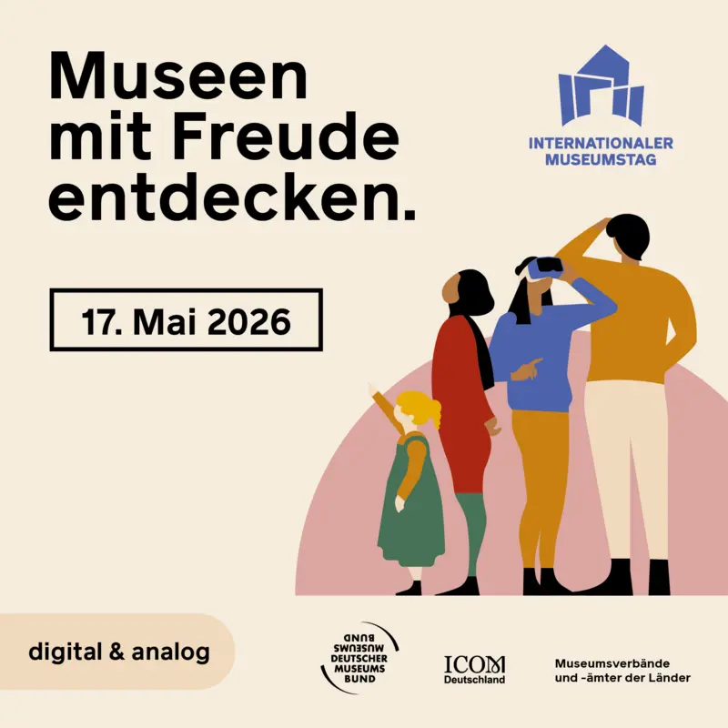 Werbeanzeige für den unter dem Motto "Museen mit Freude entdecken" stehenden Internationalen Museumstag am 17. Mai 2026. Zentrales Motiv ist eine farbige Grafik, die drei erwachsene Personen und ein Kind zeigt, welche aufmerksam in unterschiedliche Richtungen schauen, als ob sie Ausstellungsobjekte betrachten. Eine der Erwachsenen blickt in eine Virtual-Reality-Brille.