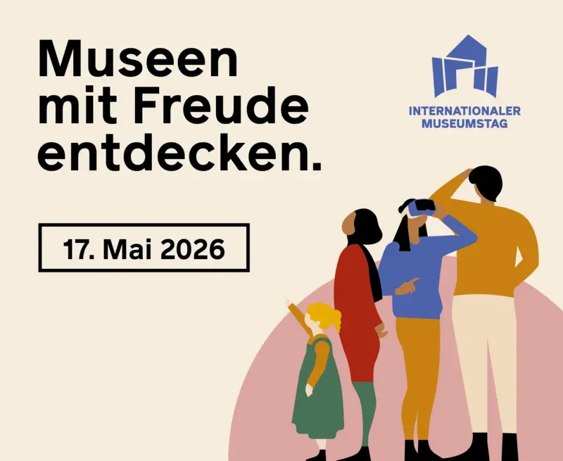Werbeanzeige für den unter dem Motto "Museen mit Freude entdecken" stehenden Internationalen Museumstag am 17. Mai 2026. Zentrales Motiv ist eine farbige Grafik, die drei erwachsene Personen und ein Kind zeigt, welche aufmerksam in unterschiedliche Richtungen schauen, als ob sie Ausstellungsobjekte betrachten. Eine der Erwachsenen blickt in eine Virtual-Reality-Brille.