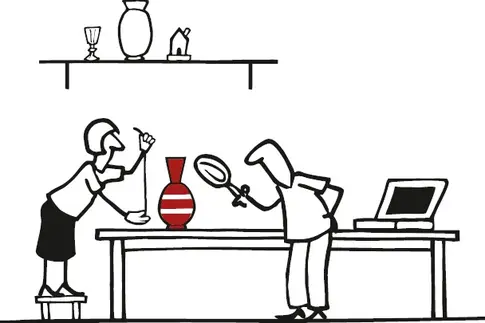 Eine Frau vermisst eine Vase und ein Mann schaut sich die Vase mit der Lupe genau an.