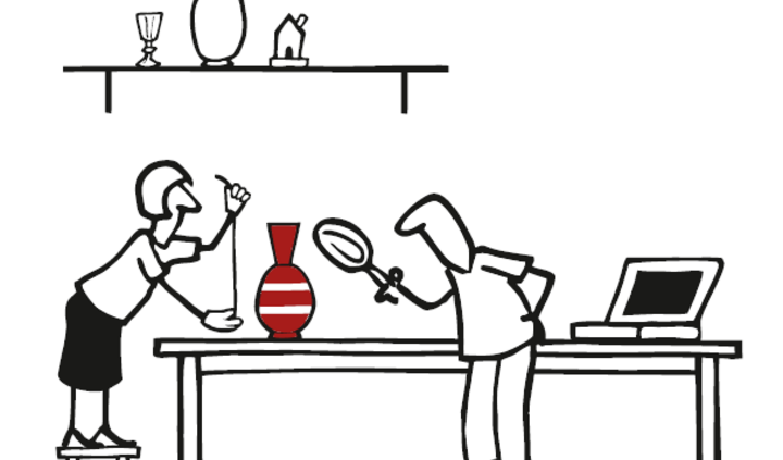 Eine Frau vermisst eine Vase und ein Mann schaut sich die Vase mit der Lupe genau an.