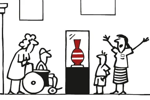 Um eine Vitrine herum sammeln sich eine Seniorin, eine Person, die im Rollstuhl sitzt, ein Kind und eine Frau.
