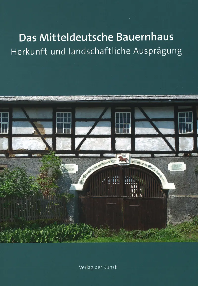 Buch-Cover mit Foto eines historischen Fachwerkhauses hinter einem Zaun mit großem Eingangstor, darüber der Buchtitel