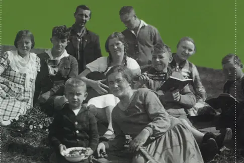 Buch-Cover mit historischem Schwarzweißfoto einer jugendlichen Wandergruppe, darüber der Titel des Buches