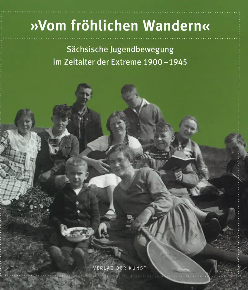 Buch-Cover mit historischem Schwarzweißfoto einer jugendlichen Wandergruppe, darüber der Titel des Buches