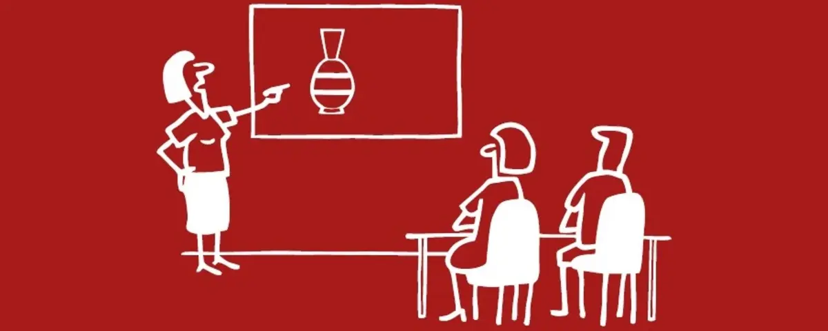 Einfache Zeichnung einer Fortbildungsszene: eine Frau zeigt auf ein Objektbild an der Tafel und 2 sitzende Personen schauen zu