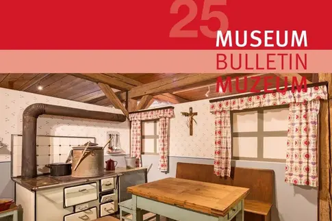Covermotiv ist das Foto eines als historische Wohnküche inszenierten Ausstellungsraums, darüber Angaben zum Tagungstitel.