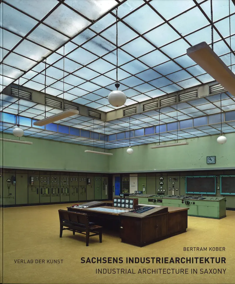 Covermotiv ist eine Innenaufnahme der riesigen Schaltwarte des Heiz-Kraftwerks Mitte, Dresden, im Stil der neuen Sachlichkeit