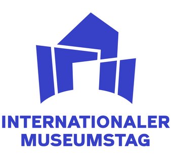 Das Logo des Internationalen Museumstages in Deutschland zeigt eine abstrahiertes Haus mit Giebel und Eingangstür in Dunkelblau auf weißem Grund.