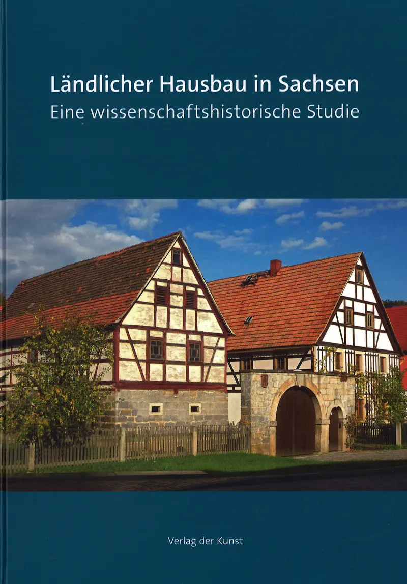 Buch-Cover mit Foto eines Bauernhofes mit zwei großen Fachwerkhäusern, darüber der Titel des Buches