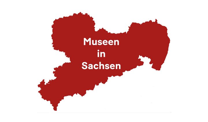 Landkarte des Freistaates Sachsen ganz in Rot, darüber der Schriftzug "Museen in Sachsen" in Weiß