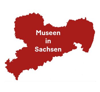 Landkarte des Freistaates Sachsen ganz in Rot, darüber der Schriftzug &quot;Museen in Sachsen&quot; in Weiß
