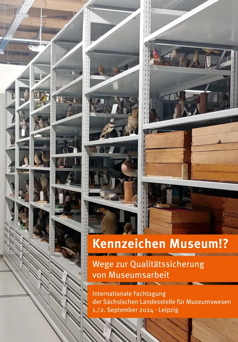 Das Cover wird ganzseitig von einem Foto eingenommen, auf dem ein großes Magazinregal mit unterschiedlichen Objekten einer musealen Sammlung zu sehen ist. Auf dem Foto befindet sich ein Textblock mit Titel und Datum der Tagung.