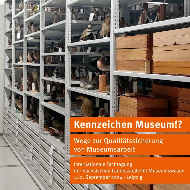 Das Cover wird ganzseitig von einem Foto eingenommen, auf dem ein großes Magazinregal mit unterschiedlichen Objekten einer musealen Sammlung zu sehen ist. Auf dem Foto befindet sich ein Textblock mit Titel und Datum der Tagung.