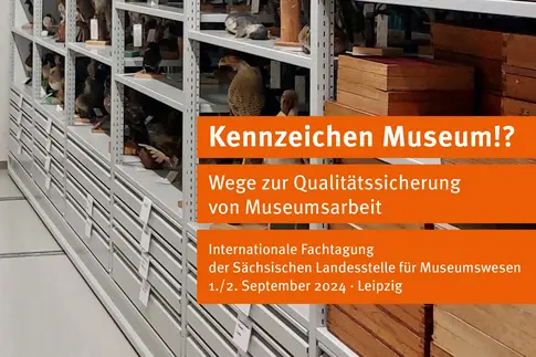 Covermotiv ist ein großes Magazinregal mit unterschiedlichen Objekten einer musealen Sammlung. Darüber Angaben zum Titel.