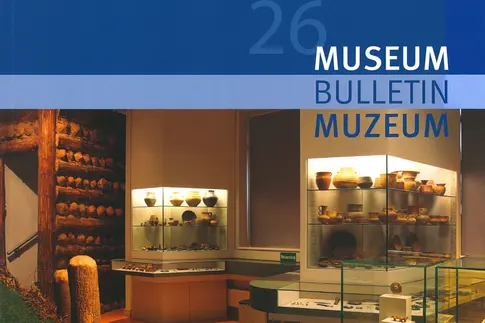 Covermotiv ist das Foto eines Ausstellungsraums mit archäologischen Artefakten in Vitrinen, darüber Angaben zum Tagungstitel.
