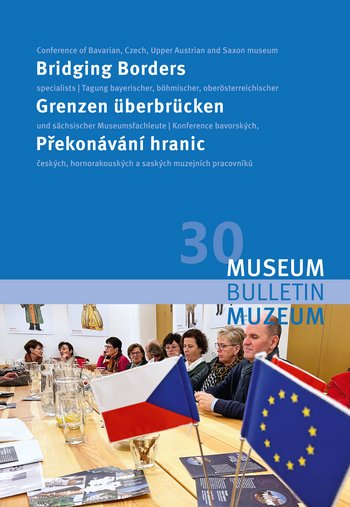 In der oberen Hälfte des Covers ist in weißer Schrift vor blauem Hintergrund der Titel der Publikation aufgeführt, die untere Hälfte nimmt ein Foto ein, auf dem mehrere Menschen an einem Beratungstisch sitzen, auf dem unter anderem kleine Fahnen der Tschechischen Republik und der EU stehen.