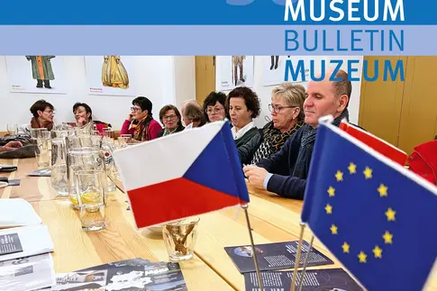 Covermotiv ist ein Meeting mehrerer Personen, Flaggen der EU und Tschechiens im Vordergrund, darüber Angaben zum Tagungstitel