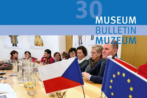 Covermotiv ist ein Meeting mehrerer Personen, Flaggen der EU und Tschechiens im Vordergrund, darüber Angaben zum Tagungstitel