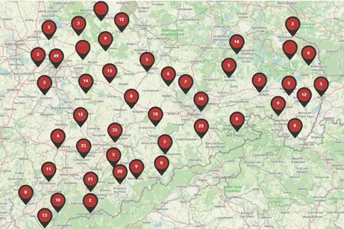 Ein Screenshot der Website Sachsens-museen-entdecken.de zeigt eine Karte Sachsens mit Markierungen an den Orten, an denen sich Museen befinden.