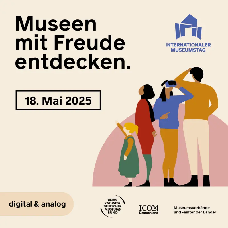 Werbeanzeige für den unter dem Motto "Museen mit Freude entdecken" stehenden Internationalen Museumstag am 18. Mai 2025. Zentrales Motiv ist eine farbige Grafik, die drei erwachsene Personen und ein Kind zeigt, welche aufmerksam in unterschiedliche Richtungen schauen, als ob sie Ausstellungsobjekte betrachten. Eine der Erwachsenen blickt in eine Virtual-Reality-Brille.