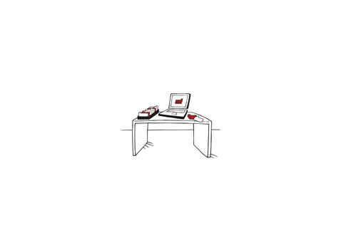 Auf einem Schreibtisch liegt ein Karteikarten-Kasten. Ein Laptop ist geöffnet.