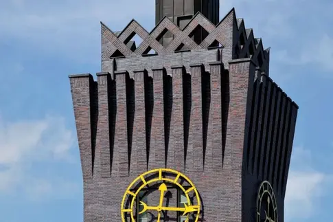 Covermotiv ist der im italienischen Stil errichtete Backstein-Turm des Chemnitzer Wirkbaus. Darüber Angaben zum Tagungstitel.