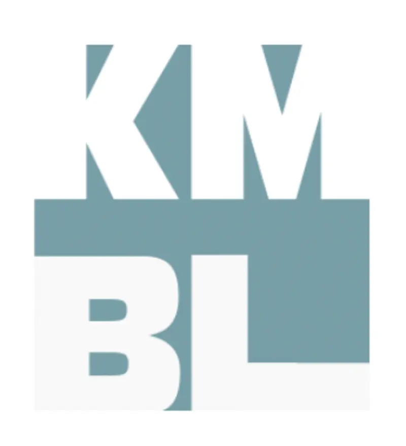 In weißer Schrift vor grau-blauem Grund sind in quadratischer Form die Großbuchstaben KM - BL angeordnet.