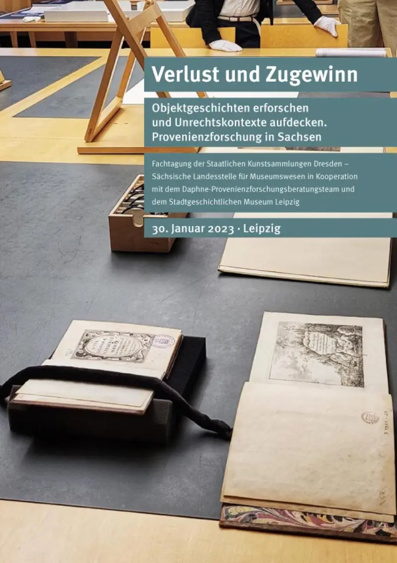 Das Cover wird ganzseitig von einem Foto eingenommen, auf dem zwei historische Bücher aufgeschlagen auf einem Tisch liegen, im Hintergrund sind zwei in weißen Stoffhandschuhen steckende Hände einer Person zu sehen. Auf dem Foto befindet sich ein Textblock mit Titel und Datum der Tagung.