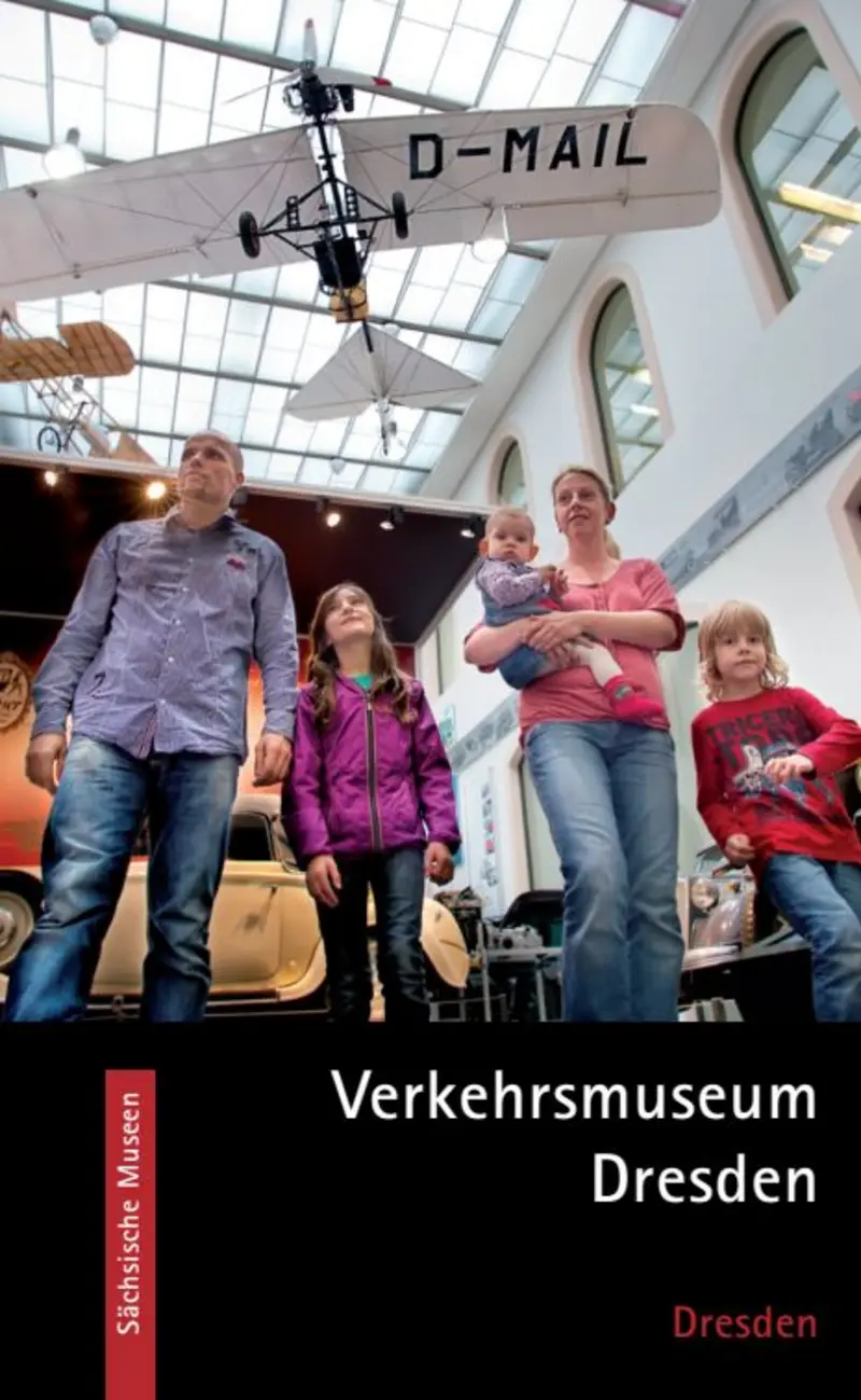 Buch-Cover mit Foto einer Familie in der Dauerausstellung des Verkehrsmuseums Dresden, darunter stehen Buch- und Reihentitel