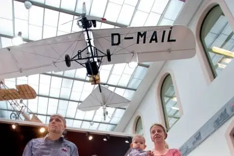 Buch-Cover mit Foto einer Familie in der Dauerausstellung des Verkehrsmuseums Dresden, darunter stehen Buch- und Reihentitel