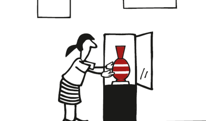 Handzeichnung einer Frau, die eine Vase in eine Vitrine stellt