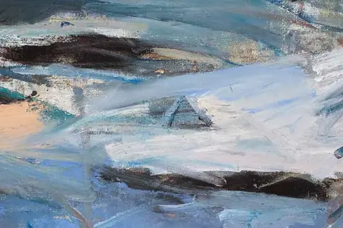 In groben Pinselstrichen gemalte Winterlandschaft mit Hügeln und zugeschneitem Häusergiebel