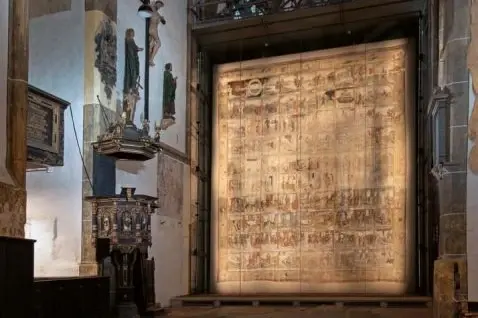 Buch-Cover mit einem Foto eines in einem Kirchenschiff präsentierten Fastentuches, darunter stehen Buch- und Reihentitel