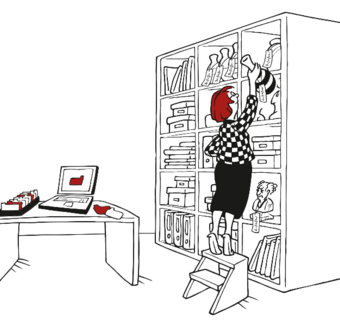 Grafik, die eine Frau im Büro zeigt. Sie steht auf einer Leiter und stellt ein soeben inventarisiertes Objekt ins Depotregal.