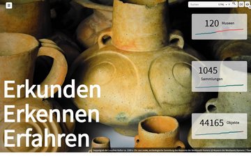 Ein Screenshot der Website Sachsen.museum-digital.de zeigt ein großflächiges Farbfoto mit einigen Tongefäßen aus einer archäologische Fundstätte. Darüber stehen groß die Worte &quot;Erkunden, Erkennen, Erfahren&quot;. Auf der rechten Seite befinden sich drei Statistikzähler mit der Information &quot;120 Museen, 1045 Sammlungen, 44165 Objekte.&quot;