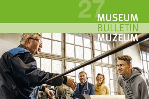 Covermotiv ist das Foto eines Mannes, der einer Familie eine historische Maschine erklärt, darüber Angaben zum Tagungstitel.