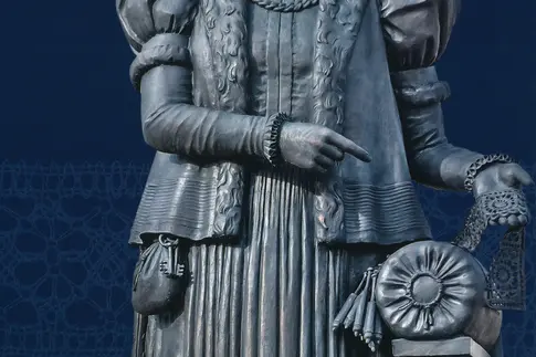 Buch-Cover mit Foto der silberfarbenen Statue einer edel und reich gekleideten mittelalterlichen Dame, darüber der Buchtitel