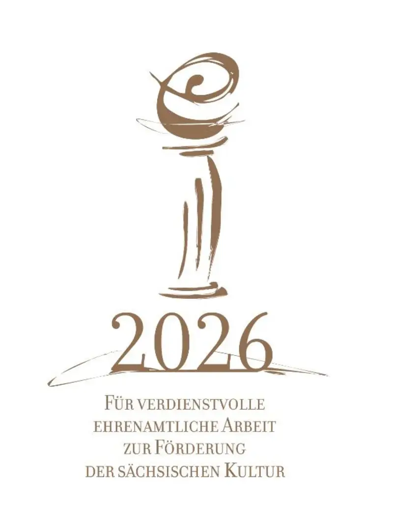 Unter einer stilisierten Säule steht: "2026. Für verdienstvolle ehrenamtliche Arbeit zur Förderung der sächsischen Kultur".